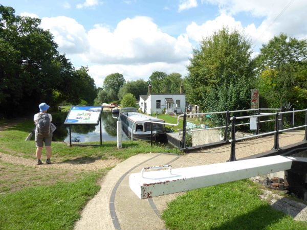 A lock and houseboats on the Navigation